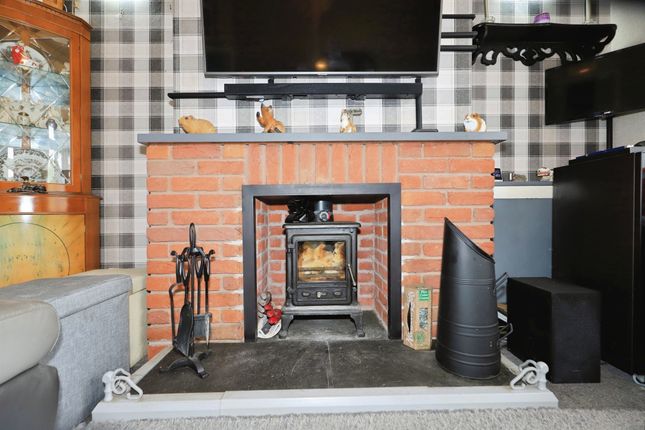 53, Ward Grove, Wolverhampton photo 4