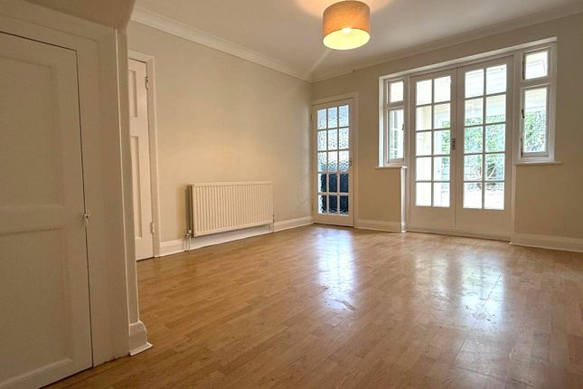 20, Oak Tree Drive, London photo 4
