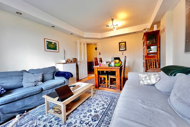 2-bed flat on 403, Jubilee Heights, Kilburn High Road, Kilburn, London , £450,000