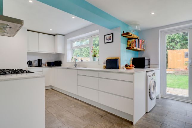8, Oaktree Close, High Wycombe photo 3