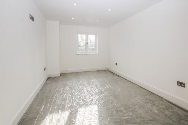 Flat for sale in Shenfield Road, Shenfield, Brentwood