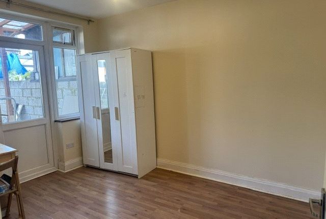 Woodside Close, Wembley photo 4