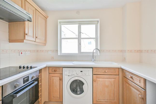 Flat 12, Sovereign Court, Gresham Close, Brentwood photo 4