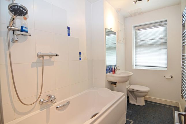 Flat C, 160, Stanley Road, Middlesex photo 3