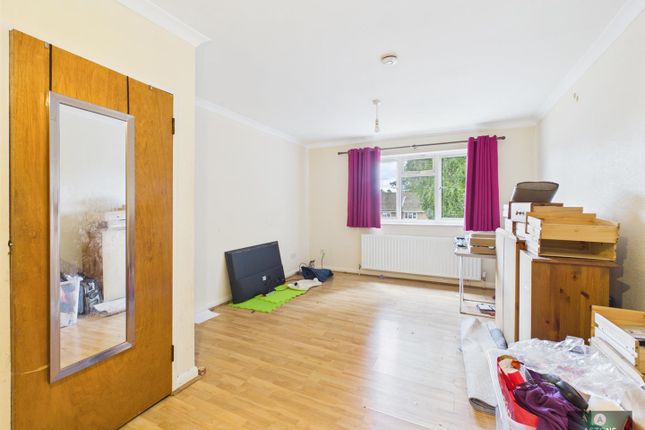 23, Javelin Court, Pound Hill photo 3