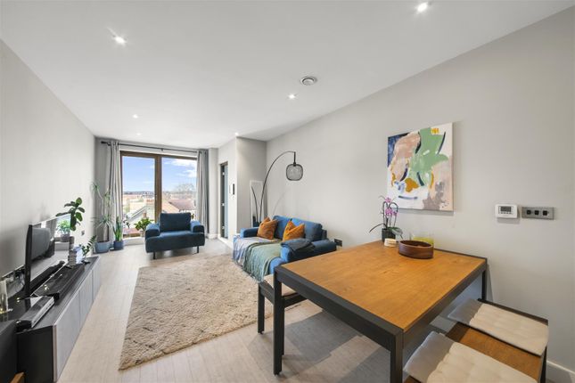 30, Mackenzie House, Southall photo 4