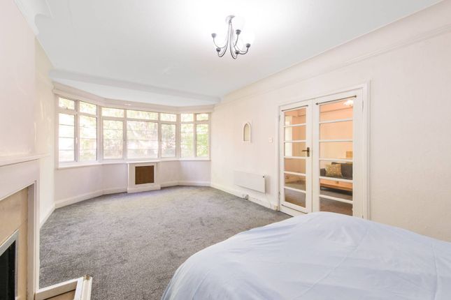 2-bed flat on Belsize Avenue, Hampstead, £600,000