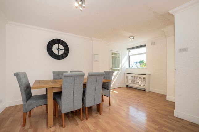 67, Curzon Avenue, Stanmore photo 3