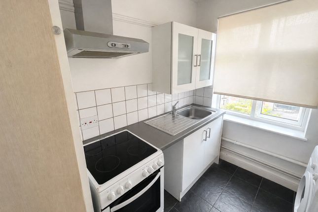 32a, Mayfield Gardens, London photo 3