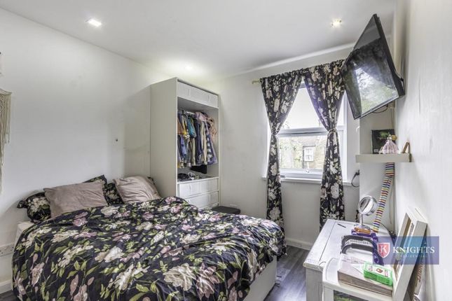 Flat for sale in Dongola Road, London