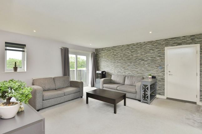 12, Calvie Croft, Buckinghamshire photo 3