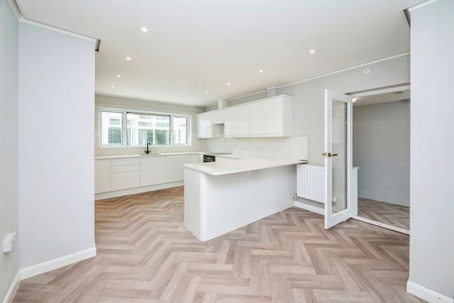 5, Yallop Avenue, Great Yarmouth photo 2