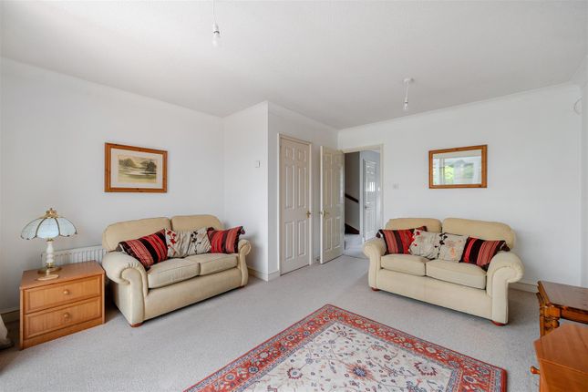 5, The Dittons, Finchampstead photo 3