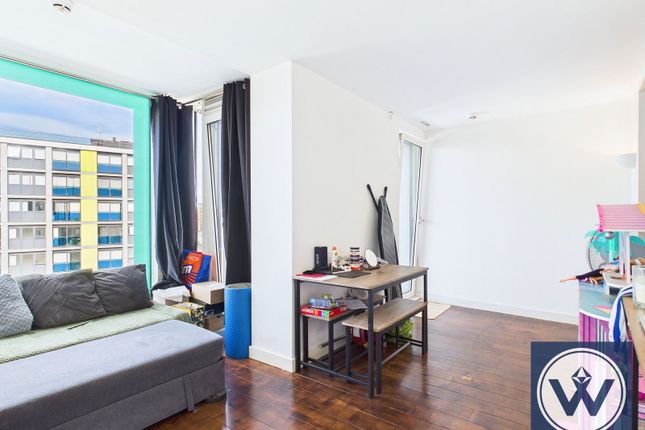 2-bed flat on Vantage Building,Flat 530, Station Approach, Hayes, £320,000