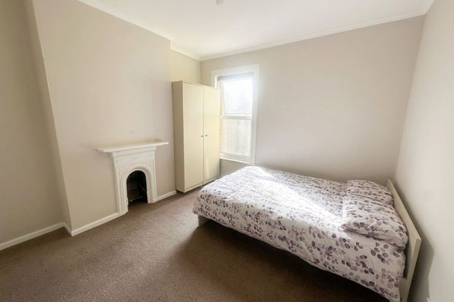 Room 4 25 Gilbert Road, Belvedere photo 2