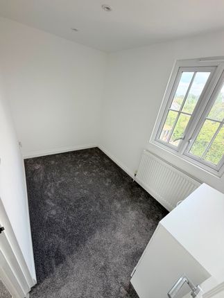Thorn Close, Northolt photo 4