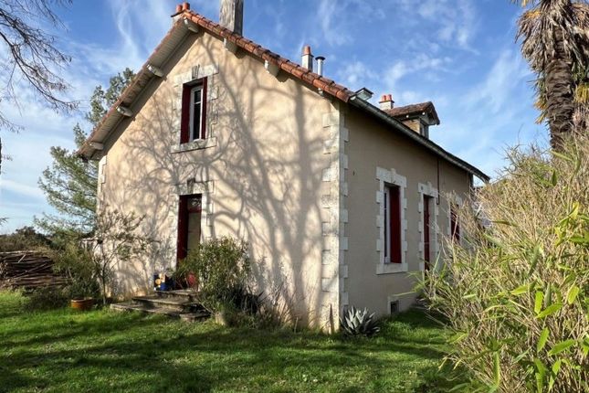 Detached house for sale in Ruffec, Poitou-Charentes, 16700, France