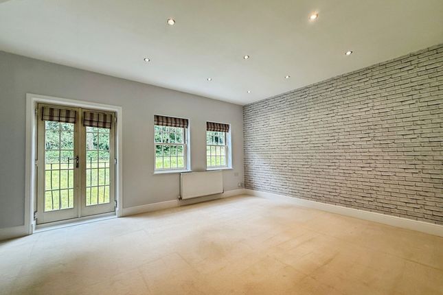 15 The Woodlands, Telford photo 3