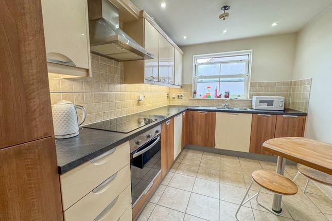 Flat 5, Follygate, Aldermans Hill, Hockley photo 4