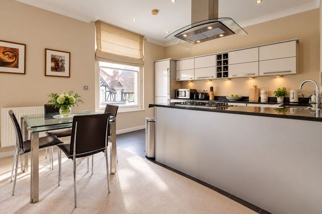 Flat 7, Hampton Court Mews Feltham Avenue, East Molesey photo 4