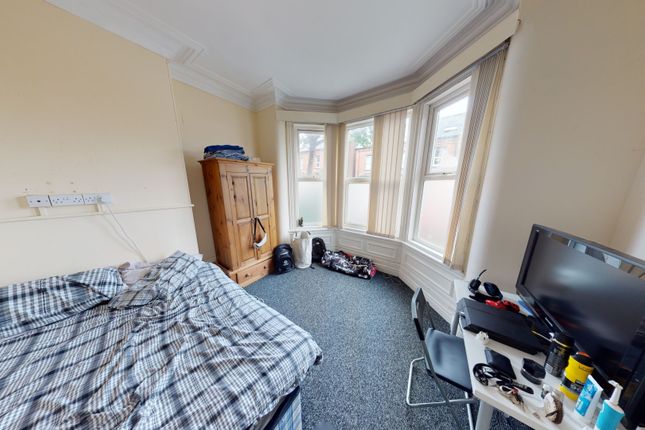 Terraced house to rent in Headingley Avenue, Leeds