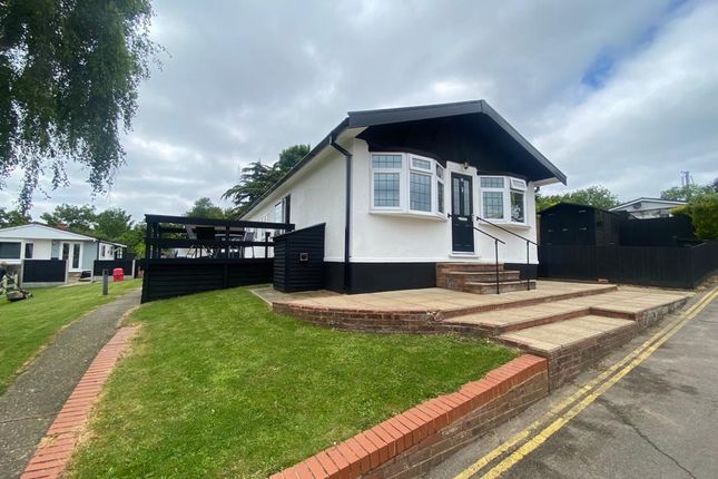 Thumbnail Mobile/park home for sale in The Owl, Lippitts Hill, Loughton