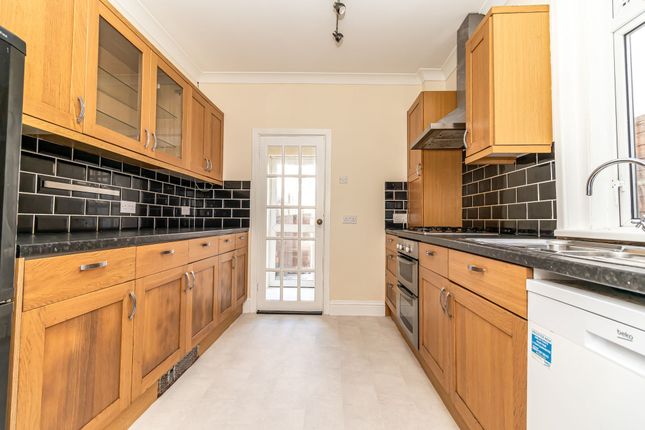 136 Westfield Road, Southsea photo 4