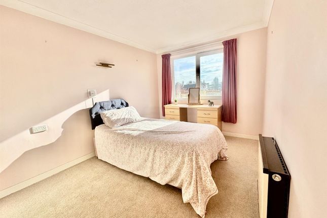 Hythe Centre, 6, Homeborough House, Flat 6, Brinton Lane, Southampton photo 4