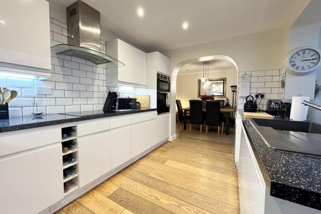 1, Dunrobin Avenue, Leeds photo 4