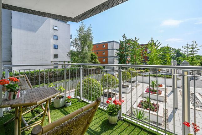 Holland Gardens, Brentford photo 4