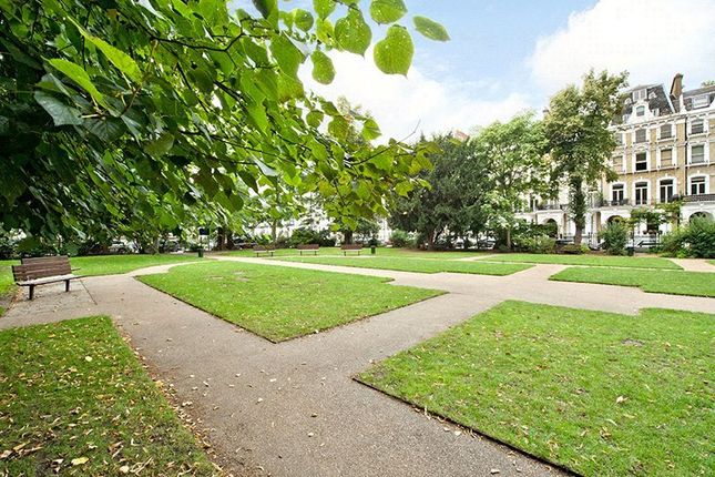 Studio to rent in Redcliffe Square, London