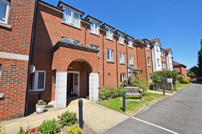 2-bed house on Flat 20, Appletree Court, Rainham, £220,000