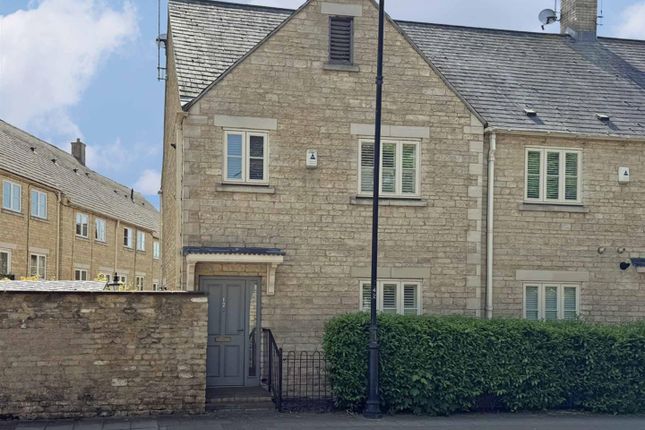 Town house to rent in Wharf Road, Stamford