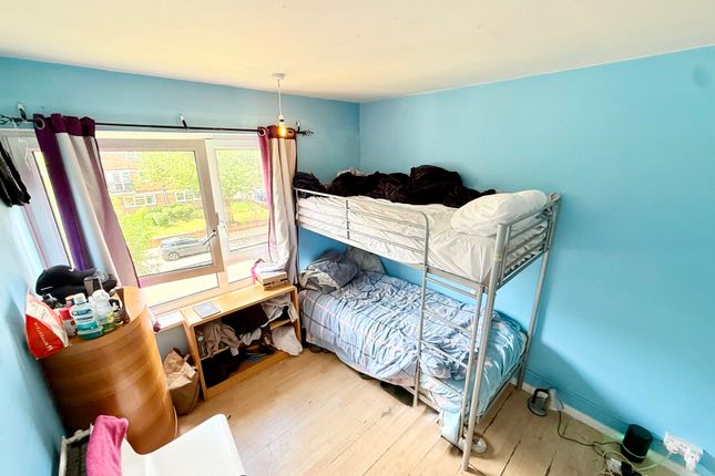Flat 15, St. Saviours Estate, London photo 4