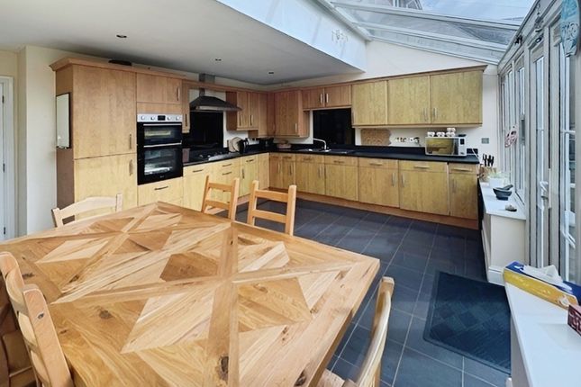 6 Coed Derw, Bridgend photo 3