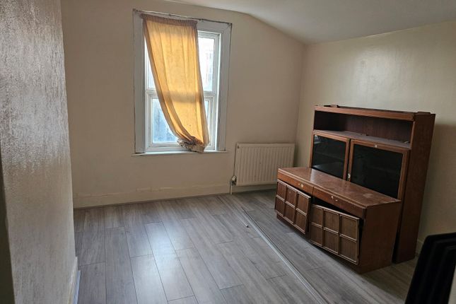 Thumbnail Flat to rent in Courtland Avenue, Ilford