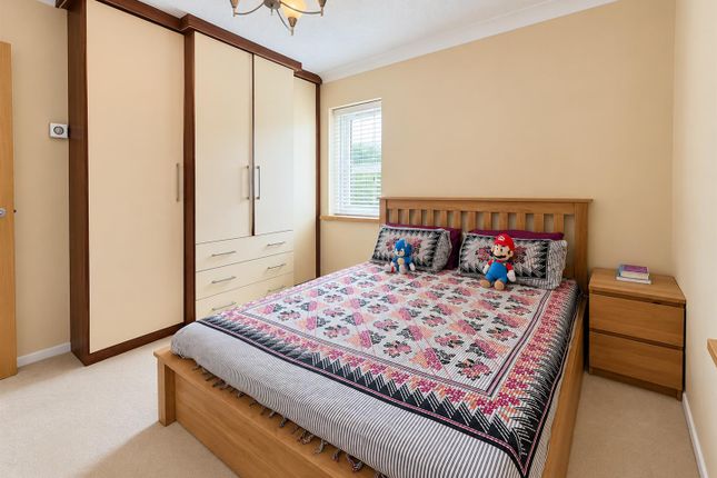8, Greensleeves House, Norwood Green photo 4