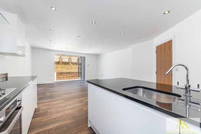 Flat to rent in Colina Mews, London