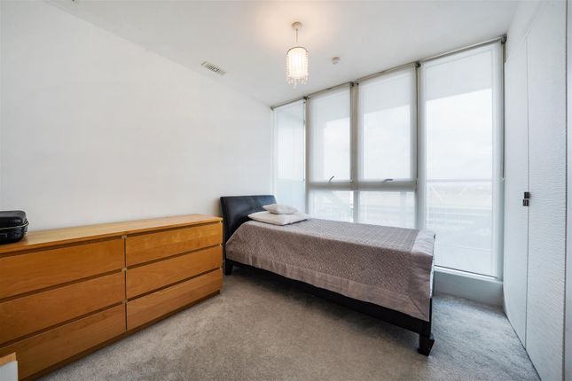 Flat to rent in Eastern Quay Apartments, Royal Victoria Dock