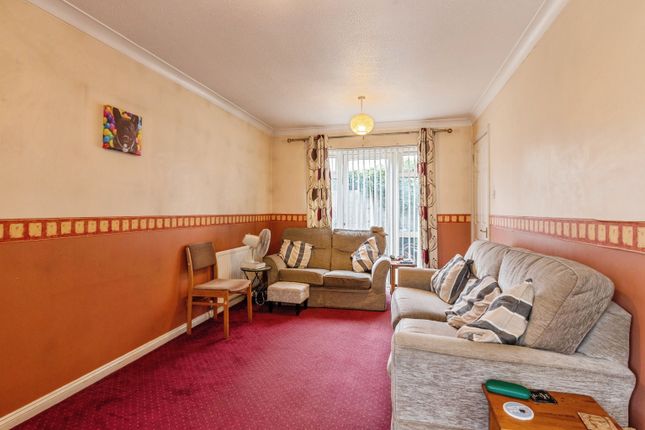 32, Amersham Avenue, Basildon photo 2