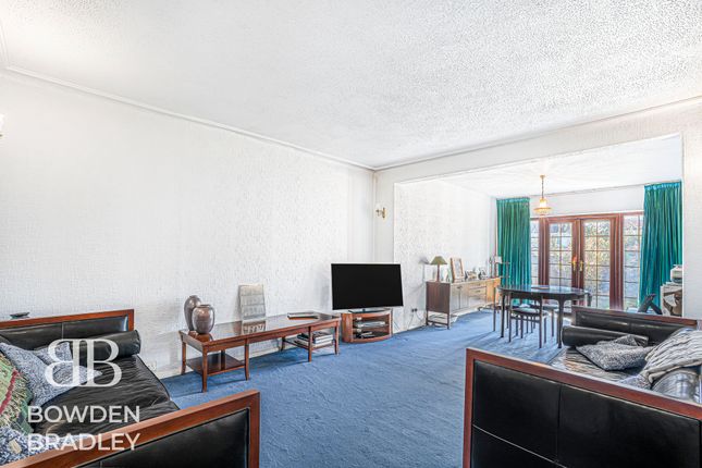 67 Queenborough Gardens, Ilford photo 2