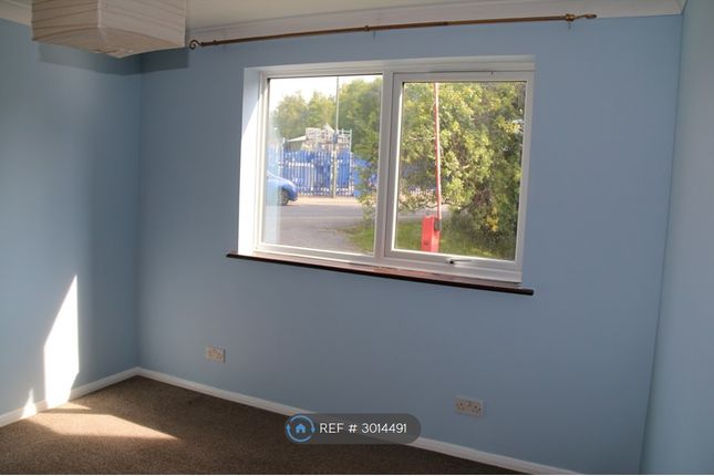 Flat, The Willows Brook Road, Redhill photo 5