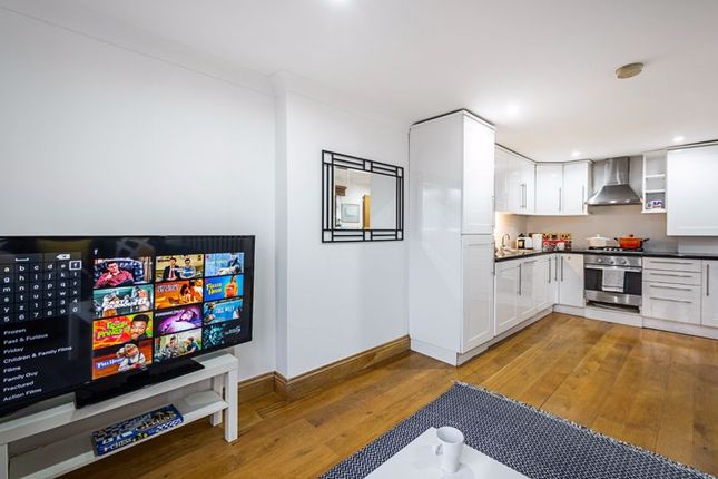 Flat for sale in Grove Vale, London