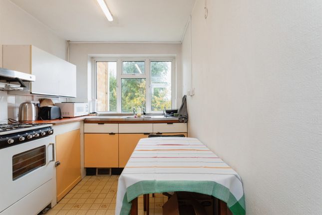 Flat 6, Downside Court, 3-9, Nutfield Road, Redhill photo 4