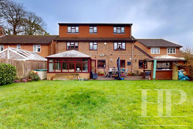 2 Athelstan Close, Crawley photo 4