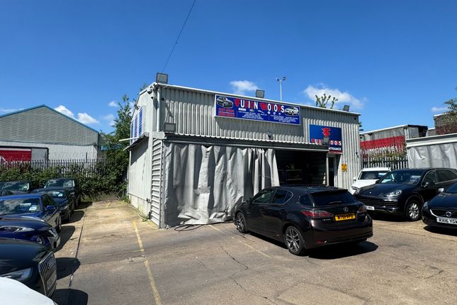 Retail premises to let in London Road, Grays