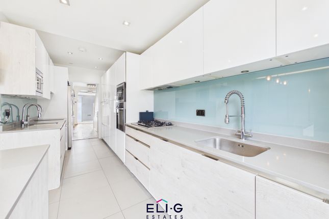 15 Hillview Gardens, London photo 3
