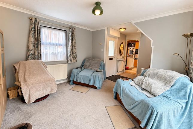 4, Elsworth Close, Bedfont photo 4