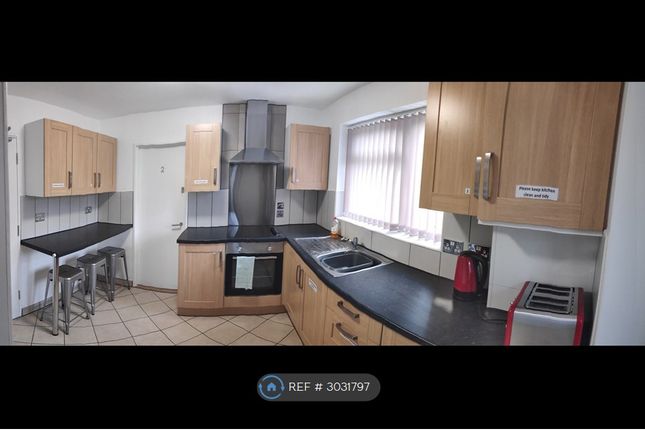 Room   Barnfield Rd, Crawley photo 2
