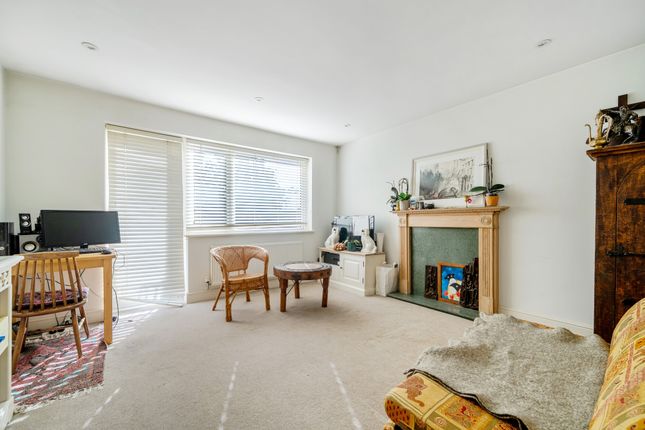 10 Weydown Court, Weydown Road, HASLEMERE photo 2
